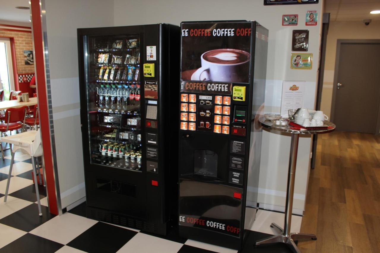 Jukebox Hotel Зноймо Экстерьер фото