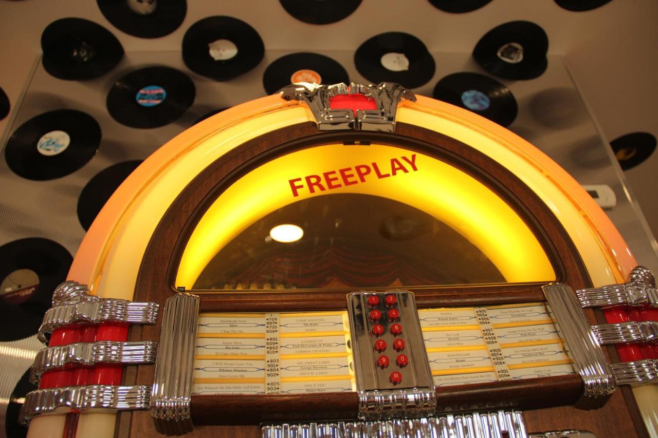 Jukebox Hotel Зноймо Экстерьер фото