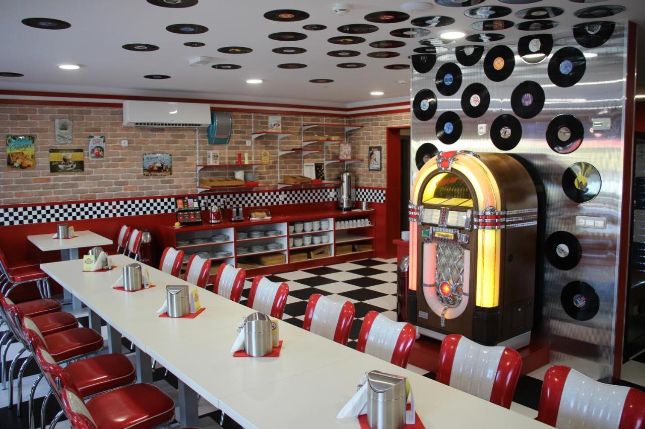 Jukebox Hotel Зноймо Экстерьер фото