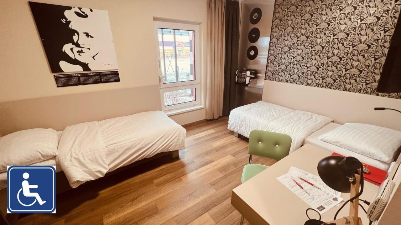 Jukebox Hotel Зноймо Экстерьер фото