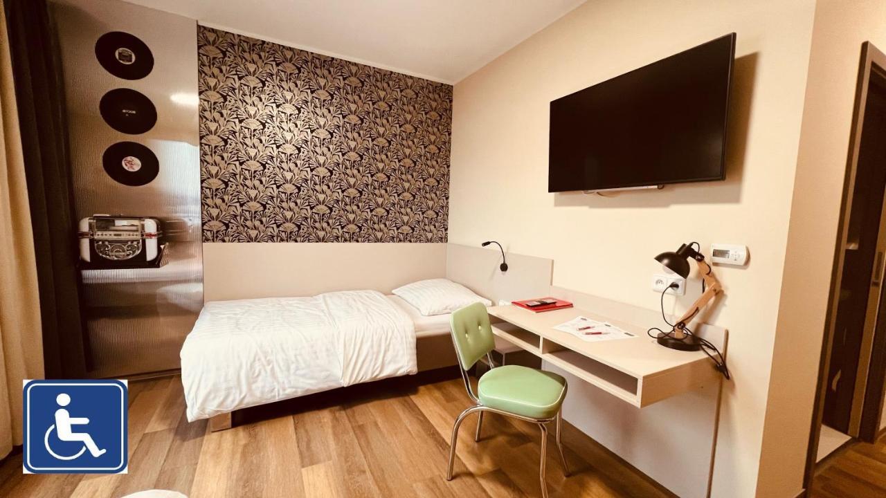 Jukebox Hotel Зноймо Экстерьер фото
