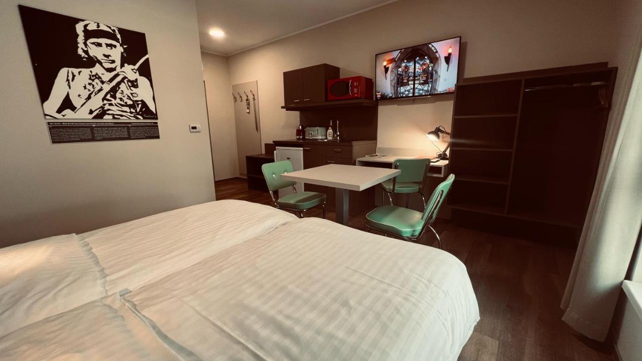 Jukebox Hotel Зноймо Экстерьер фото