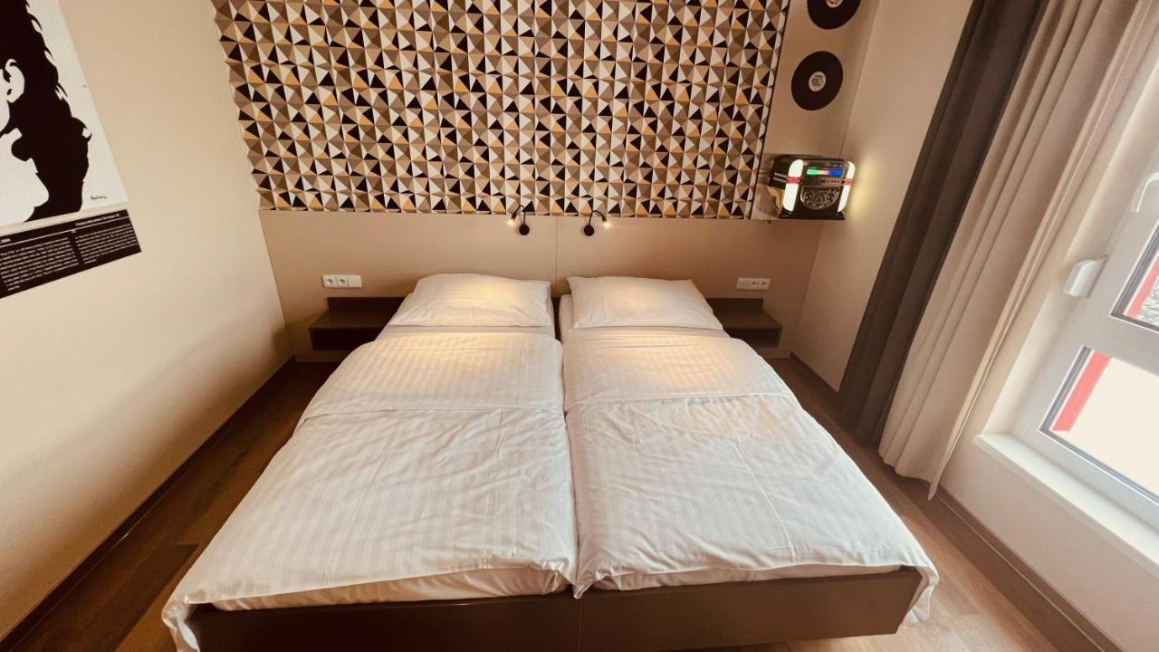 Jukebox Hotel Зноймо Экстерьер фото
