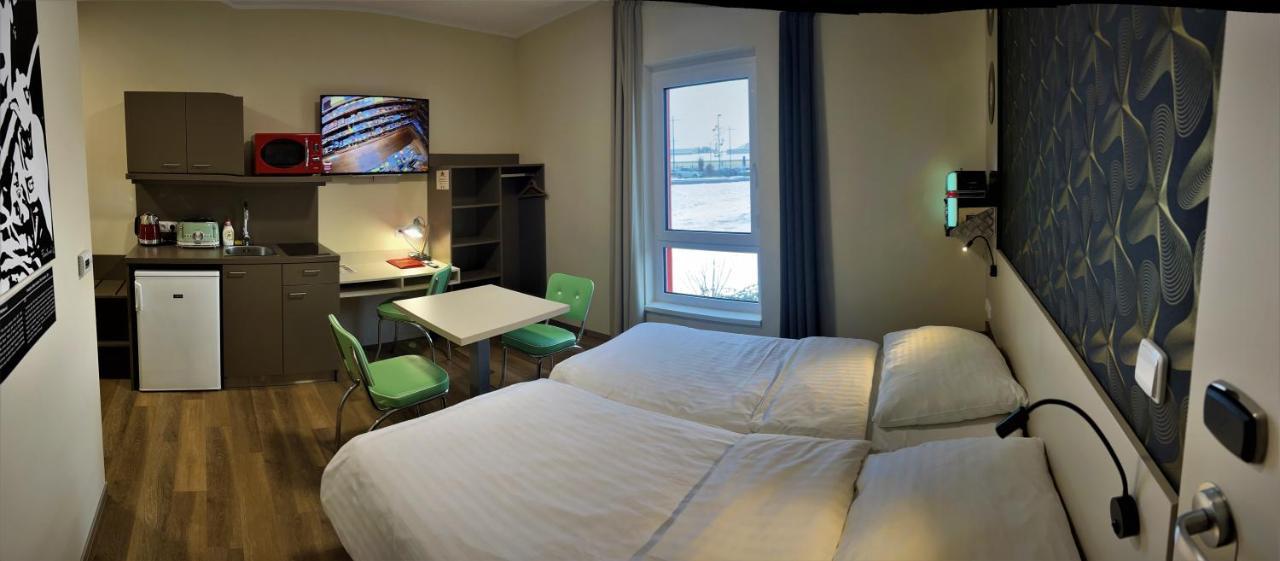 Jukebox Hotel Зноймо Экстерьер фото