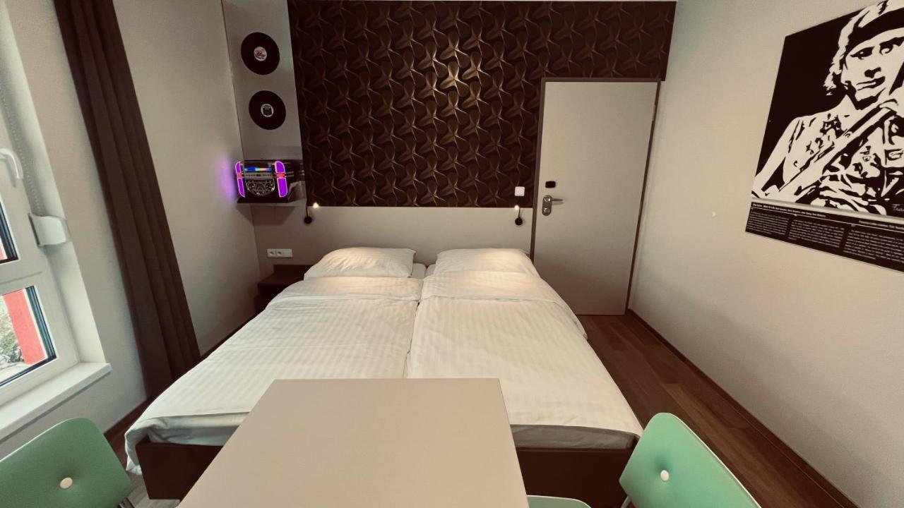 Jukebox Hotel Зноймо Экстерьер фото