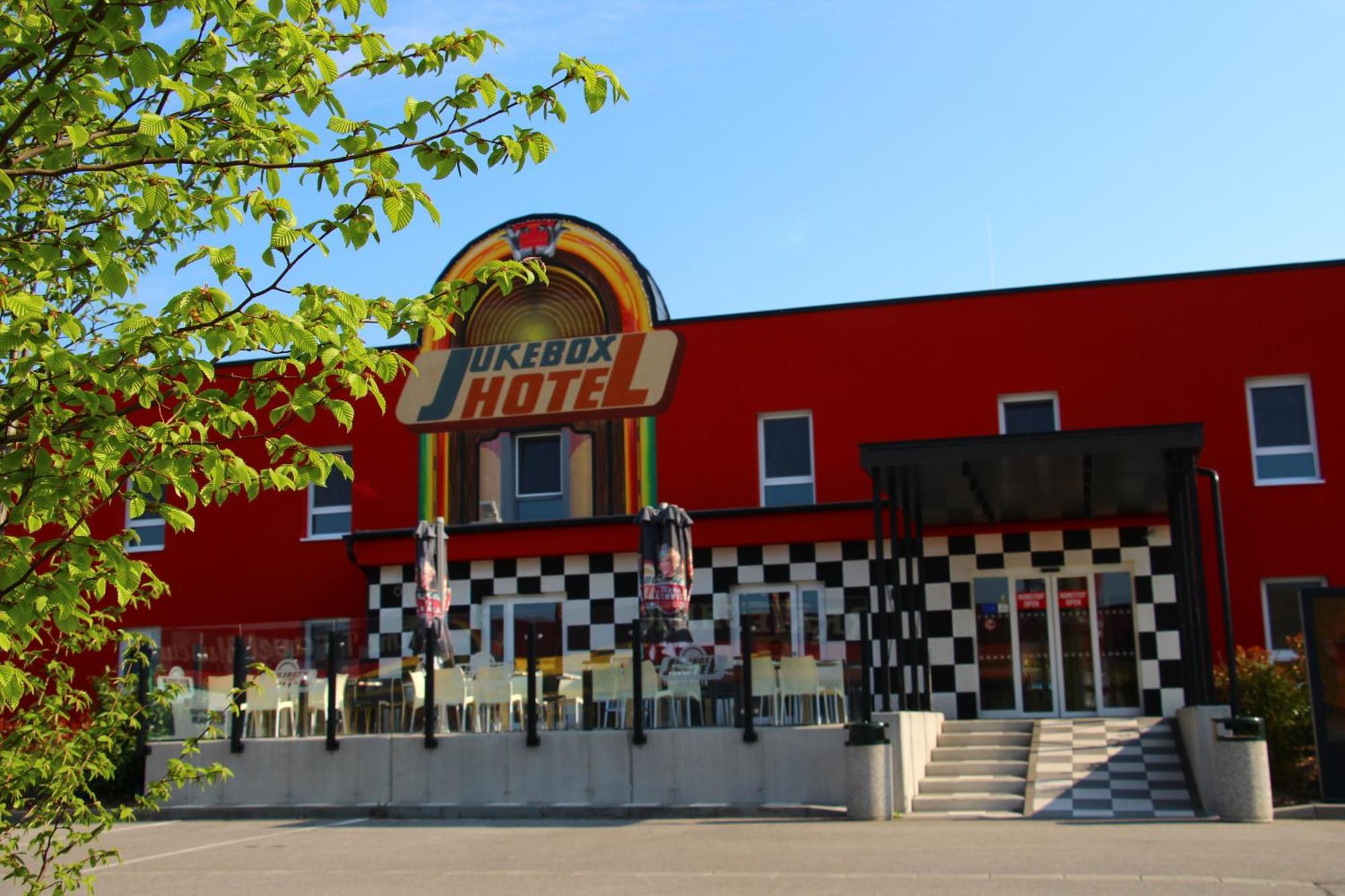 Jukebox Hotel Зноймо Экстерьер фото