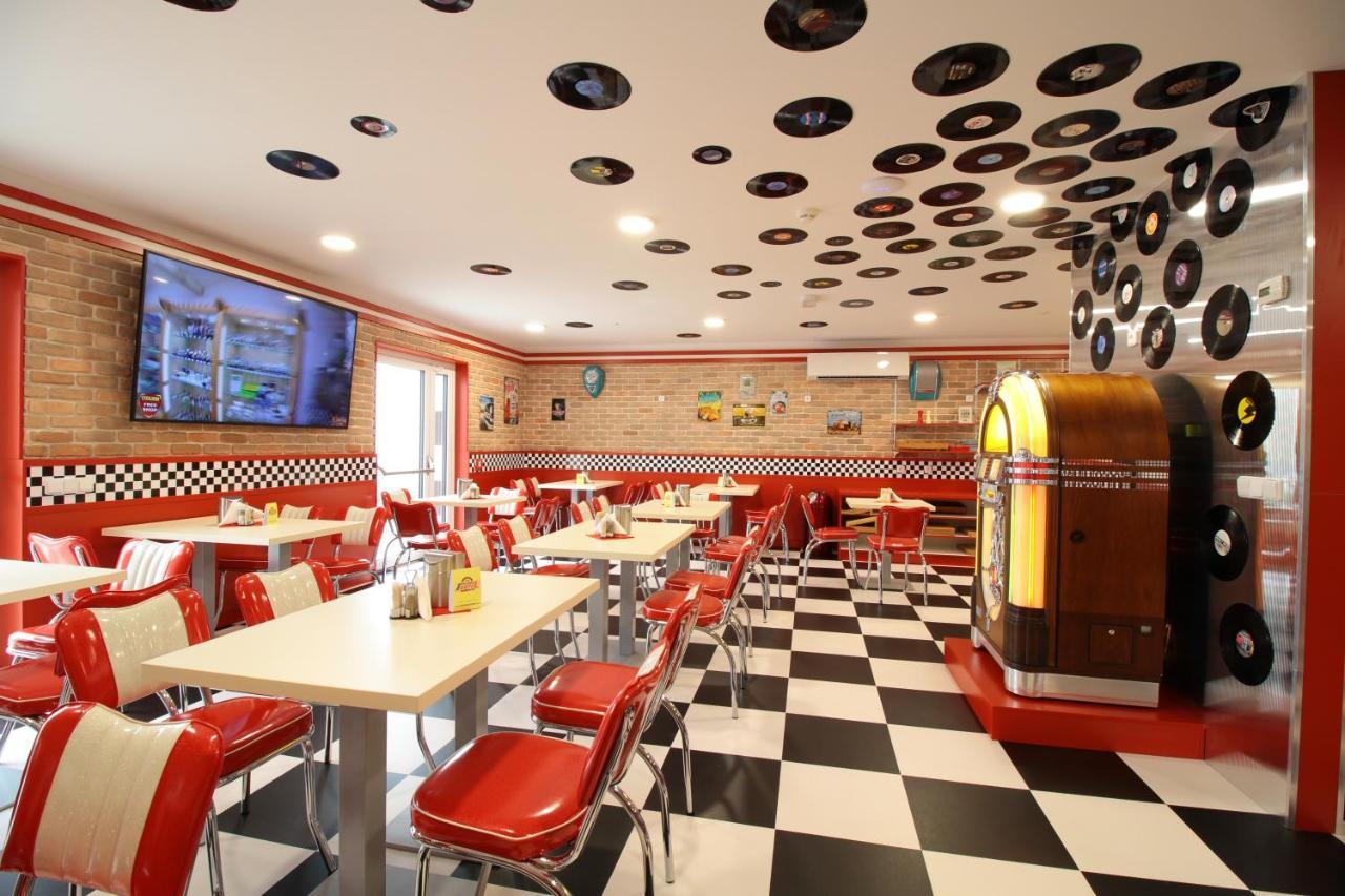 Jukebox Hotel Зноймо Экстерьер фото